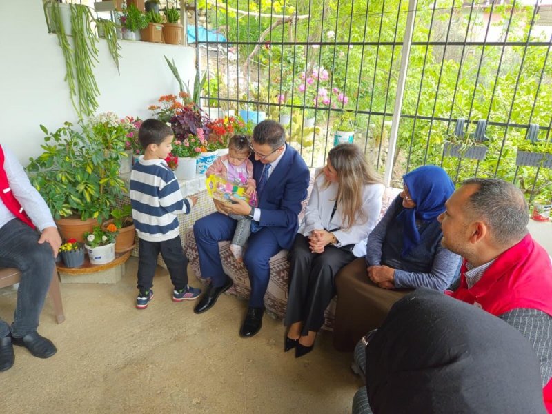 Hatay’ın Kırıkhan ilçesinde, Kaymakam Ayhan Akpay ve eşi Senem Akpay, Karataş Mahallesi