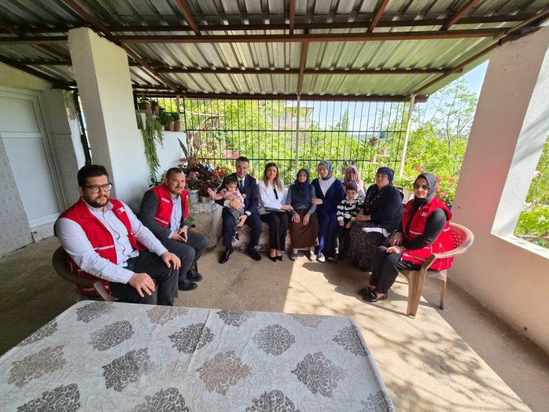 Hatay’ın Kırıkhan ilçesinde, Kaymakam Ayhan Akpay ve eşi Senem Akpay, Karataş Mahallesi