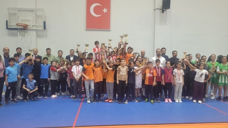 23 NİSAN KROS YARIŞLARI SAMANDAĞ’DA YOĞUN KATILIMLA GERÇEKLEŞTİRİLDİ