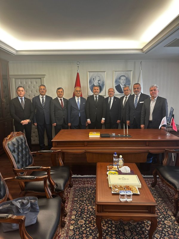 HATAY VAKFI’NDAN BAKAN YARDIMCISI DEMİRLİ’YE ZİYARET 