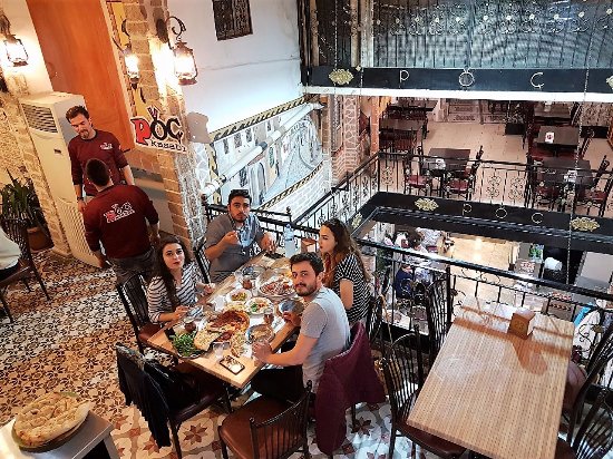 VEDAT MİLOR’DAN PÖÇ KASABI LEZZETİNE ÖVGÜ:  PIRIL PIRIL, HİJYENİK VE ET KALİTESİ DEĞİŞMEMİŞ