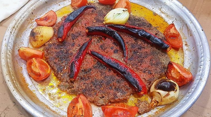 VEDAT MİLOR’DAN PÖÇ KASABI LEZZETİNE ÖVGÜ:  PIRIL PIRIL, HİJYENİK VE ET KALİTESİ DEĞİŞMEMİŞ