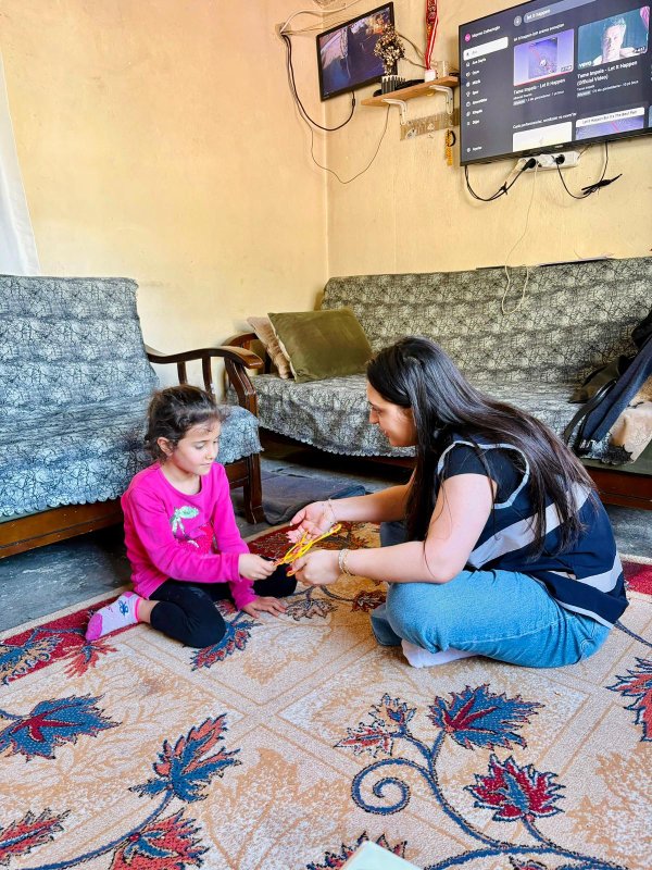KİMSESİZ ÇOCUKLARIN UMUDU: HATAY BİZİM ÇOCUKLAR DERNEĞİ HAYATA TUTUNDURUYOR 6 Şubat 2023’te yaşanan ve “Asrın Felaketi” olarak hafızalara kazınan depremin ardından Hatay’da kurulan Hatay Bizim Çocuklar Derneği, yetim, öksüz ve ihtiyaç sahibi çocukların hayata yeniden tutunabilmesi için yürüttüğü çalışmalarla adeta bir umut kapısı olmaya devam ediyor. “Birlikte Güçlüyüz, Birlikte İyiyiz” sloganıyla yola çıkan dernek, aradan geçen sürede binlerce çocuğun yaşamına dokunarak acının içinden dayanışmayı büyütüyor. Kaynak Linki = https://www.hatayinternettv.com/haber/kimsesiz-cocuklarin-umudu-hatay-bizim-cocuklar-dernegi-hayata-tutunduruyor-922830