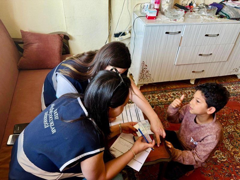 KİMSESİZ ÇOCUKLARIN UMUDU: HATAY BİZİM ÇOCUKLAR DERNEĞİ HAYATA TUTUNDURUYOR 6 Şubat 2023’te yaşanan ve “Asrın Felaketi” olarak hafızalara kazınan depremin ardından Hatay’da kurulan Hatay Bizim Çocuklar Derneği, yetim, öksüz ve ihtiyaç sahibi çocukların hayata yeniden tutunabilmesi için yürüttüğü çalışmalarla adeta bir umut kapısı olmaya devam ediyor. “Birlikte Güçlüyüz, Birlikte İyiyiz” sloganıyla yola çıkan dernek, aradan geçen sürede binlerce çocuğun yaşamına dokunarak acının içinden dayanışmayı büyütüyor. Kaynak Linki = https://www.hatayinternettv.com/haber/kimsesiz-cocuklarin-umudu-hatay-bizim-cocuklar-dernegi-hayata-tutunduruyor-922830
