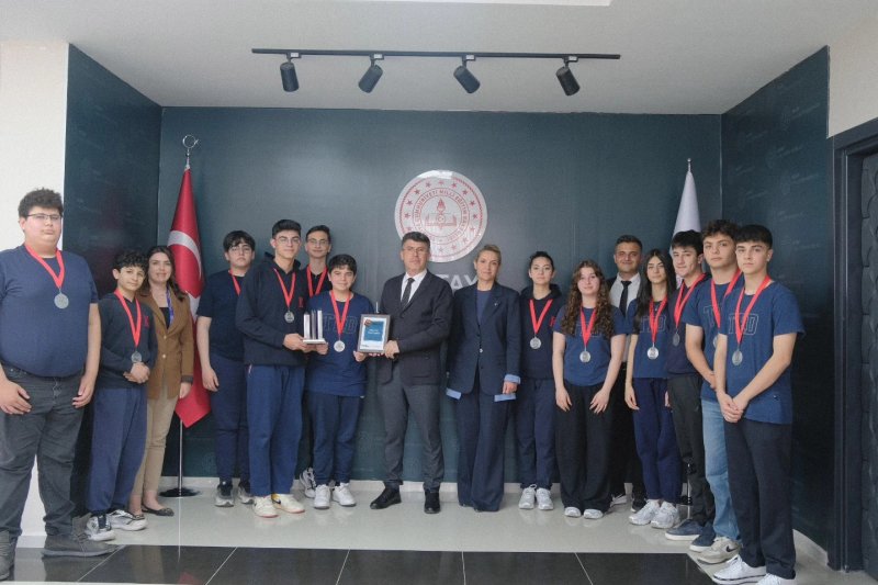 İL MÜDÜRÜ TÜYSÜZ BAŞARILI ÖĞRENCİLERİ AĞIRLADI