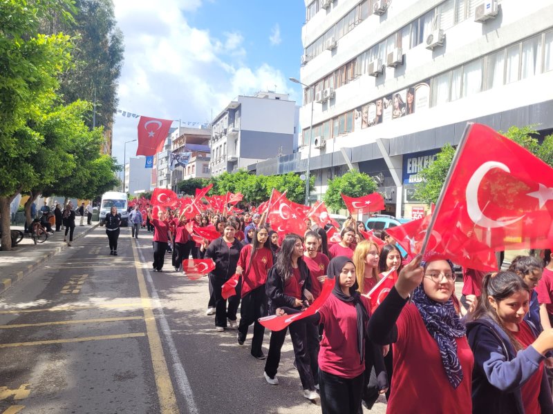  İSKENDERUN’DA GENÇLİK HAFTASI YÜRÜYÜŞLE BAŞLADI Hatay’ın İskenderun ilçesinde, 15-21 Mayıs Gençlik Haftası etkinlikleri kapsamında düzenlenen “Gençlik Yürüyüşü”, yüzlerce gencin katılımıyla büyük bir coşkuya sahne oldu.  19 Mayıs Atatürk’ü Anma, Gençlik ve Spor Bayramı kutlamalarının başlangıcı niteliğindeki yürüyüşte, Türk bayraklarıyla donatılan cadde ve sokaklarda birlik ve beraberlik mesajı verildi. YÜRÜYÜŞ GENİŞ KATILIMLA GERÇEKLEŞTİRİLDİ İskenderun Gençlik ve Spor İlçe Müdürlüğü koordinesinde organize edilen yürüyüşe; kamu kurum temsilcileri, öğretmenler, öğrenciler ve çok sayıda vatandaş katıldı. Makzume Anadolu Lisesi Bando Takımı eşliğinde başlayan kortej, Atatürk Bulvarı’ndan Şehit ve Ulucami Caddesi güzergâhında ilerlerken, çevredeki vatandaşlar da alkışlarla yürüyüşe destek verdi. Yürüyüş boyunca İskenderun İlçe Emniyet Müdürlüğü ekipleri tarafından geniş güvenlik önlemleri alınırken, herhangi bir olumsuzluk yaşanmadan program tamamlandı. TÖREN ATATÜRK ANITI’NDA SON BULDU Yoğun katılımın olduğu yürüyüşün ardından, İskenderun Gençlik ve Spor İlçe Müdürü Ferit Ali Gündel tarafından Atatürk Anıtı’na çelenk sunuldu. Saygı duruşu ve İstiklal Marşı’nın okunmasıyla devam eden törende, bayramın anlam ve önemine vurgu yapıldı. Gündel yaptığı açıklamada, 19 Mayıs’ın Türk gençliği için taşıdığı öneme dikkat çekerek, tüm vatandaşların bayramını kutladı. Etkinliklerin hafta boyunca süreceğini belirten Gündel, sportif faaliyetlerde dereceye giren öğrenciler için ödül töreni düzenleneceğini ve 19 Mayıs günü çeşitli programlarla kutlamaların devam edeceğini ifade etti. Programa; İskenderun Belediye Başkan Yardımcısı Cihan Akyürekoğlu, İlçe Milli Eğitim Müdürü Ali Haytaz, Gençlik Merkezi Müdürü Ahmet Keskin, KYK yurt müdürleri, kamu personelleri, sivil toplum kuruluşu temsilcileri, okul idarecileri, öğretmenler, öğrenciler ve veliler katılım sağladı.