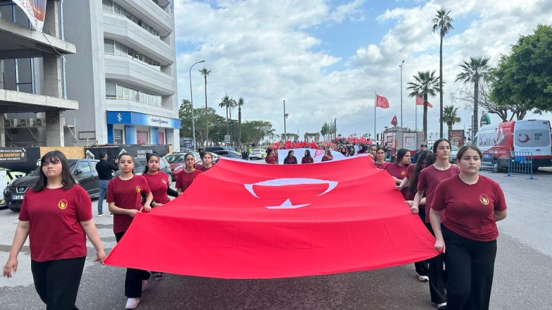  İSKENDERUN’DA GENÇLİK HAFTASI YÜRÜYÜŞLE BAŞLADI Hatay’ın İskenderun ilçesinde, 15-21 Mayıs Gençlik Haftası etkinlikleri kapsamında düzenlenen “Gençlik Yürüyüşü”, yüzlerce gencin katılımıyla büyük bir coşkuya sahne oldu.  19 Mayıs Atatürk’ü Anma, Gençlik ve Spor Bayramı kutlamalarının başlangıcı niteliğindeki yürüyüşte, Türk bayraklarıyla donatılan cadde ve sokaklarda birlik ve beraberlik mesajı verildi. YÜRÜYÜŞ GENİŞ KATILIMLA GERÇEKLEŞTİRİLDİ İskenderun Gençlik ve Spor İlçe Müdürlüğü koordinesinde organize edilen yürüyüşe; kamu kurum temsilcileri, öğretmenler, öğrenciler ve çok sayıda vatandaş katıldı. Makzume Anadolu Lisesi Bando Takımı eşliğinde başlayan kortej, Atatürk Bulvarı’ndan Şehit ve Ulucami Caddesi güzergâhında ilerlerken, çevredeki vatandaşlar da alkışlarla yürüyüşe destek verdi. Yürüyüş boyunca İskenderun İlçe Emniyet Müdürlüğü ekipleri tarafından geniş güvenlik önlemleri alınırken, herhangi bir olumsuzluk yaşanmadan program tamamlandı. TÖREN ATATÜRK ANITI’NDA SON BULDU Yoğun katılımın olduğu yürüyüşün ardından, İskenderun Gençlik ve Spor İlçe Müdürü Ferit Ali Gündel tarafından Atatürk Anıtı’na çelenk sunuldu. Saygı duruşu ve İstiklal Marşı’nın okunmasıyla devam eden törende, bayramın anlam ve önemine vurgu yapıldı. Gündel yaptığı açıklamada, 19 Mayıs’ın Türk gençliği için taşıdığı öneme dikkat çekerek, tüm vatandaşların bayramını kutladı. Etkinliklerin hafta boyunca süreceğini belirten Gündel, sportif faaliyetlerde dereceye giren öğrenciler için ödül töreni düzenleneceğini ve 19 Mayıs günü çeşitli programlarla kutlamaların devam edeceğini ifade etti. Programa; İskenderun Belediye Başkan Yardımcısı Cihan Akyürekoğlu, İlçe Milli Eğitim Müdürü Ali Haytaz, Gençlik Merkezi Müdürü Ahmet Keskin, KYK yurt müdürleri, kamu personelleri, sivil toplum kuruluşu temsilcileri, okul idarecileri, öğretmenler, öğrenciler ve veliler katılım sağladı.