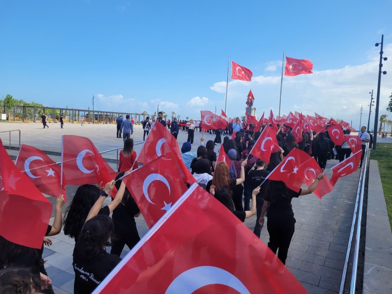  İSKENDERUN’DA GENÇLİK HAFTASI YÜRÜYÜŞLE BAŞLADI Hatay’ın İskenderun ilçesinde, 15-21 Mayıs Gençlik Haftası etkinlikleri kapsamında düzenlenen “Gençlik Yürüyüşü”, yüzlerce gencin katılımıyla büyük bir coşkuya sahne oldu.  19 Mayıs Atatürk’ü Anma, Gençlik ve Spor Bayramı kutlamalarının başlangıcı niteliğindeki yürüyüşte, Türk bayraklarıyla donatılan cadde ve sokaklarda birlik ve beraberlik mesajı verildi. YÜRÜYÜŞ GENİŞ KATILIMLA GERÇEKLEŞTİRİLDİ İskenderun Gençlik ve Spor İlçe Müdürlüğü koordinesinde organize edilen yürüyüşe; kamu kurum temsilcileri, öğretmenler, öğrenciler ve çok sayıda vatandaş katıldı. Makzume Anadolu Lisesi Bando Takımı eşliğinde başlayan kortej, Atatürk Bulvarı’ndan Şehit ve Ulucami Caddesi güzergâhında ilerlerken, çevredeki vatandaşlar da alkışlarla yürüyüşe destek verdi. Yürüyüş boyunca İskenderun İlçe Emniyet Müdürlüğü ekipleri tarafından geniş güvenlik önlemleri alınırken, herhangi bir olumsuzluk yaşanmadan program tamamlandı. TÖREN ATATÜRK ANITI’NDA SON BULDU Yoğun katılımın olduğu yürüyüşün ardından, İskenderun Gençlik ve Spor İlçe Müdürü Ferit Ali Gündel tarafından Atatürk Anıtı’na çelenk sunuldu. Saygı duruşu ve İstiklal Marşı’nın okunmasıyla devam eden törende, bayramın anlam ve önemine vurgu yapıldı. Gündel yaptığı açıklamada, 19 Mayıs’ın Türk gençliği için taşıdığı öneme dikkat çekerek, tüm vatandaşların bayramını kutladı. Etkinliklerin hafta boyunca süreceğini belirten Gündel, sportif faaliyetlerde dereceye giren öğrenciler için ödül töreni düzenleneceğini ve 19 Mayıs günü çeşitli programlarla kutlamaların devam edeceğini ifade etti. Programa; İskenderun Belediye Başkan Yardımcısı Cihan Akyürekoğlu, İlçe Milli Eğitim Müdürü Ali Haytaz, Gençlik Merkezi Müdürü Ahmet Keskin, KYK yurt müdürleri, kamu personelleri, sivil toplum kuruluşu temsilcileri, okul idarecileri, öğretmenler, öğrenciler ve veliler katılım sağladı.