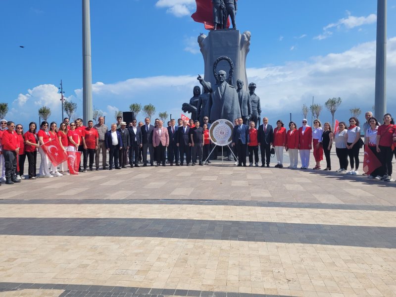  İSKENDERUN’DA GENÇLİK HAFTASI YÜRÜYÜŞLE BAŞLADI Hatay’ın İskenderun ilçesinde, 15-21 Mayıs Gençlik Haftası etkinlikleri kapsamında düzenlenen “Gençlik Yürüyüşü”, yüzlerce gencin katılımıyla büyük bir coşkuya sahne oldu.  19 Mayıs Atatürk’ü Anma, Gençlik ve Spor Bayramı kutlamalarının başlangıcı niteliğindeki yürüyüşte, Türk bayraklarıyla donatılan cadde ve sokaklarda birlik ve beraberlik mesajı verildi. YÜRÜYÜŞ GENİŞ KATILIMLA GERÇEKLEŞTİRİLDİ İskenderun Gençlik ve Spor İlçe Müdürlüğü koordinesinde organize edilen yürüyüşe; kamu kurum temsilcileri, öğretmenler, öğrenciler ve çok sayıda vatandaş katıldı. Makzume Anadolu Lisesi Bando Takımı eşliğinde başlayan kortej, Atatürk Bulvarı’ndan Şehit ve Ulucami Caddesi güzergâhında ilerlerken, çevredeki vatandaşlar da alkışlarla yürüyüşe destek verdi. Yürüyüş boyunca İskenderun İlçe Emniyet Müdürlüğü ekipleri tarafından geniş güvenlik önlemleri alınırken, herhangi bir olumsuzluk yaşanmadan program tamamlandı. TÖREN ATATÜRK ANITI’NDA SON BULDU Yoğun katılımın olduğu yürüyüşün ardından, İskenderun Gençlik ve Spor İlçe Müdürü Ferit Ali Gündel tarafından Atatürk Anıtı’na çelenk sunuldu. Saygı duruşu ve İstiklal Marşı’nın okunmasıyla devam eden törende, bayramın anlam ve önemine vurgu yapıldı. Gündel yaptığı açıklamada, 19 Mayıs’ın Türk gençliği için taşıdığı öneme dikkat çekerek, tüm vatandaşların bayramını kutladı. Etkinliklerin hafta boyunca süreceğini belirten Gündel, sportif faaliyetlerde dereceye giren öğrenciler için ödül töreni düzenleneceğini ve 19 Mayıs günü çeşitli programlarla kutlamaların devam edeceğini ifade etti. Programa; İskenderun Belediye Başkan Yardımcısı Cihan Akyürekoğlu, İlçe Milli Eğitim Müdürü Ali Haytaz, Gençlik Merkezi Müdürü Ahmet Keskin, KYK yurt müdürleri, kamu personelleri, sivil toplum kuruluşu temsilcileri, okul idarecileri, öğretmenler, öğrenciler ve veliler katılım sağladı.