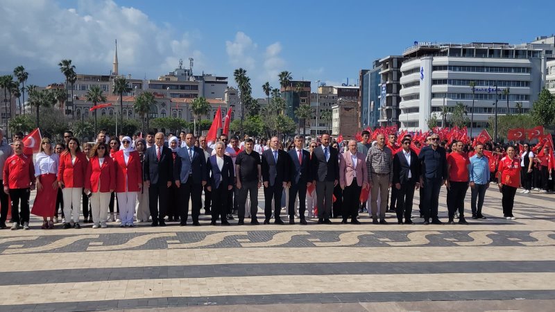  İSKENDERUN’DA GENÇLİK HAFTASI YÜRÜYÜŞLE BAŞLADI Hatay’ın İskenderun ilçesinde, 15-21 Mayıs Gençlik Haftası etkinlikleri kapsamında düzenlenen “Gençlik Yürüyüşü”, yüzlerce gencin katılımıyla büyük bir coşkuya sahne oldu.  19 Mayıs Atatürk’ü Anma, Gençlik ve Spor Bayramı kutlamalarının başlangıcı niteliğindeki yürüyüşte, Türk bayraklarıyla donatılan cadde ve sokaklarda birlik ve beraberlik mesajı verildi. YÜRÜYÜŞ GENİŞ KATILIMLA GERÇEKLEŞTİRİLDİ İskenderun Gençlik ve Spor İlçe Müdürlüğü koordinesinde organize edilen yürüyüşe; kamu kurum temsilcileri, öğretmenler, öğrenciler ve çok sayıda vatandaş katıldı. Makzume Anadolu Lisesi Bando Takımı eşliğinde başlayan kortej, Atatürk Bulvarı’ndan Şehit ve Ulucami Caddesi güzergâhında ilerlerken, çevredeki vatandaşlar da alkışlarla yürüyüşe destek verdi. Yürüyüş boyunca İskenderun İlçe Emniyet Müdürlüğü ekipleri tarafından geniş güvenlik önlemleri alınırken, herhangi bir olumsuzluk yaşanmadan program tamamlandı. TÖREN ATATÜRK ANITI’NDA SON BULDU Yoğun katılımın olduğu yürüyüşün ardından, İskenderun Gençlik ve Spor İlçe Müdürü Ferit Ali Gündel tarafından Atatürk Anıtı’na çelenk sunuldu. Saygı duruşu ve İstiklal Marşı’nın okunmasıyla devam eden törende, bayramın anlam ve önemine vurgu yapıldı. Gündel yaptığı açıklamada, 19 Mayıs’ın Türk gençliği için taşıdığı öneme dikkat çekerek, tüm vatandaşların bayramını kutladı. Etkinliklerin hafta boyunca süreceğini belirten Gündel, sportif faaliyetlerde dereceye giren öğrenciler için ödül töreni düzenleneceğini ve 19 Mayıs günü çeşitli programlarla kutlamaların devam edeceğini ifade etti. Programa; İskenderun Belediye Başkan Yardımcısı Cihan Akyürekoğlu, İlçe Milli Eğitim Müdürü Ali Haytaz, Gençlik Merkezi Müdürü Ahmet Keskin, KYK yurt müdürleri, kamu personelleri, sivil toplum kuruluşu temsilcileri, okul idarecileri, öğretmenler, öğrenciler ve veliler katılım sağladı.