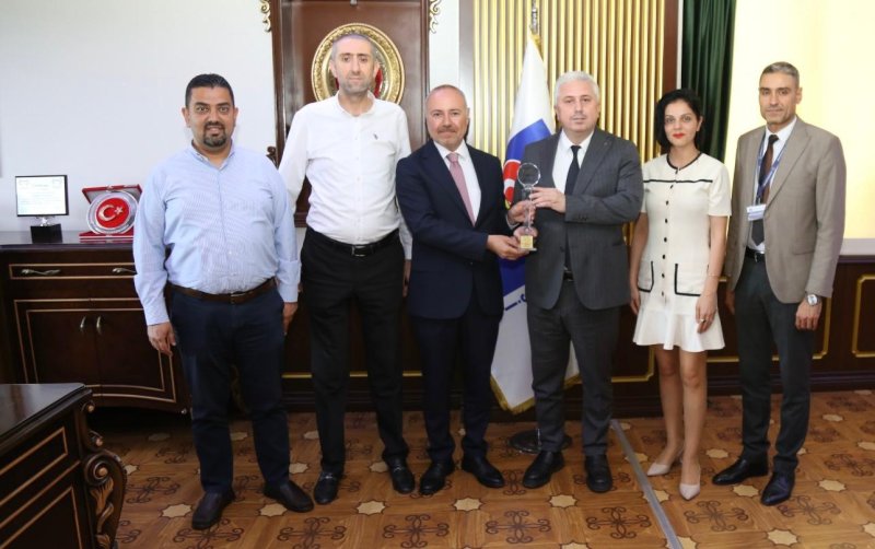 ÖKTEM’E EĞİTİMDE BAŞARI ÖDÜLÜ