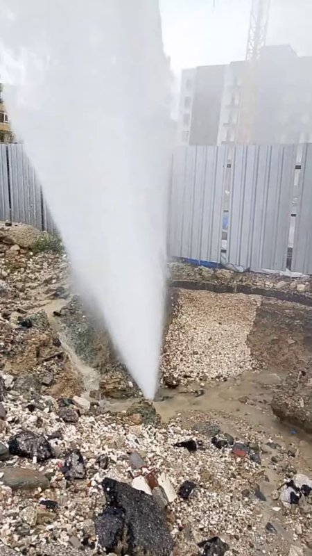 Patlayan borudan fışkıran su metrelerce yükseğe çıktı