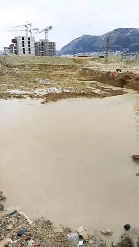 Patlayan borudan fışkıran su metrelerce yükseğe çıktı