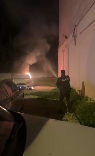 Otomobilde çıkan yangına ilk müdahale bekçilerden geldi