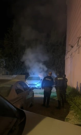 Otomobilde çıkan yangına ilk müdahale bekçilerden geldi