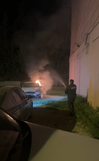 Otomobilde çıkan yangına ilk müdahale bekçilerden geldi