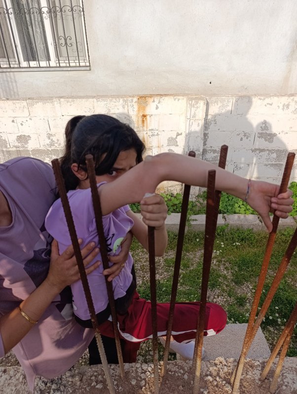 Koluna inşaat demiri saplanan çocuğa itfaiye ekiplerinden kritik müdahale (Fotoğraflı) Ferit Savaş HATAY (İHA) - Hatay’da koluna inşaat demiri saplanan çocuk itfaiye ekipleri tarafından demir kesilerek kurtarıldı. Demirin kesilmesiyle rahat nefes alan çocuk tedavi altına alındı. Kumlu ilçesi Gökçeoğlu Mahallesi’nde çocuğun koluna inşaat demiri saplandığını fark eden vatandaşlar durumu 112 Acil Çağrı Merkezi’ne bildirdi. İhbar üzerine bölgeye Hatay Büyükşehir Belediyesi itfaiye ekipleri ve sağlık ekipleri sevk edildi. Demir, itfaiye ekipleri tarafından kesilerek çocuk kurtarıldı. Yaralı çocuk sağlık ekiplerinin ilk müdahalesinin ardından hastaneye sevk edildi.