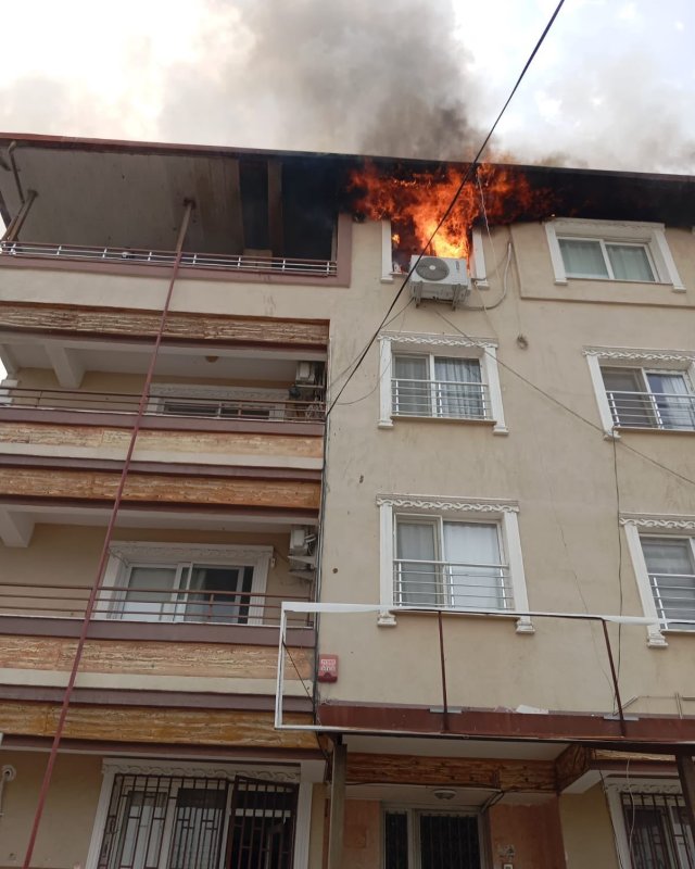 Antakya’da ev alevlere telsim oldu (Fotoğraflı) Mehmet İhsan Çakar HATAY (İHA) - Hatay'da bir binanın en üst katında çıkan yangın itfaiye ekipleri tarafından söndürüldü. Yangın, Antakya ilçesi Serinyol Mahallesi’nde bulunan 4 katlı apartmanın en üst katında yaşandı. Kısa sürede yangını fark eden ev sahibi durumu itfaiye ekiplerine bildirdi. İhbar üzerine bölgeye itfaiye ekipleri sevk edildi. Yangın, ekiplerin müdahalesiyle apartmandaki diğer evleri sarmadan kontrol altına alındı. Yaralanma ve can kaybının yaşanmadığı yangında evde hasar oluştu.