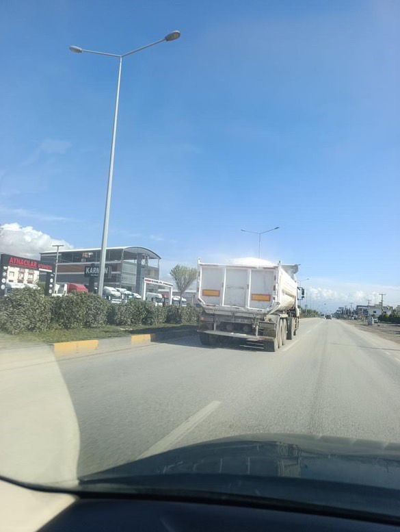 Taşıdığı yükün üzerine branda çekmeyen kamyon sürücüsüne ceza