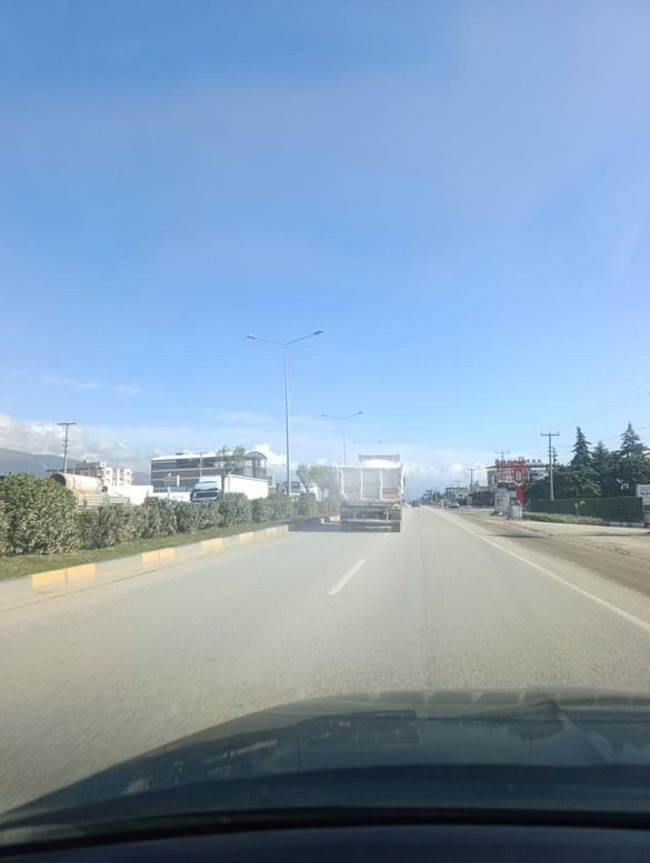 Taşıdığı yükün üzerine branda çekmeyen kamyon sürücüsüne ceza