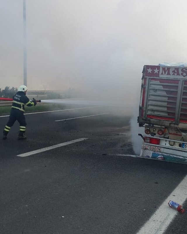 Erzin’de gübre yüklü tırda yangın