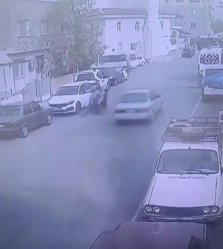 Dikkatsiz sürücünün kapıyı açmasıyla motosikletteki 2 kişi yere yığıldı: O anlar kamerada