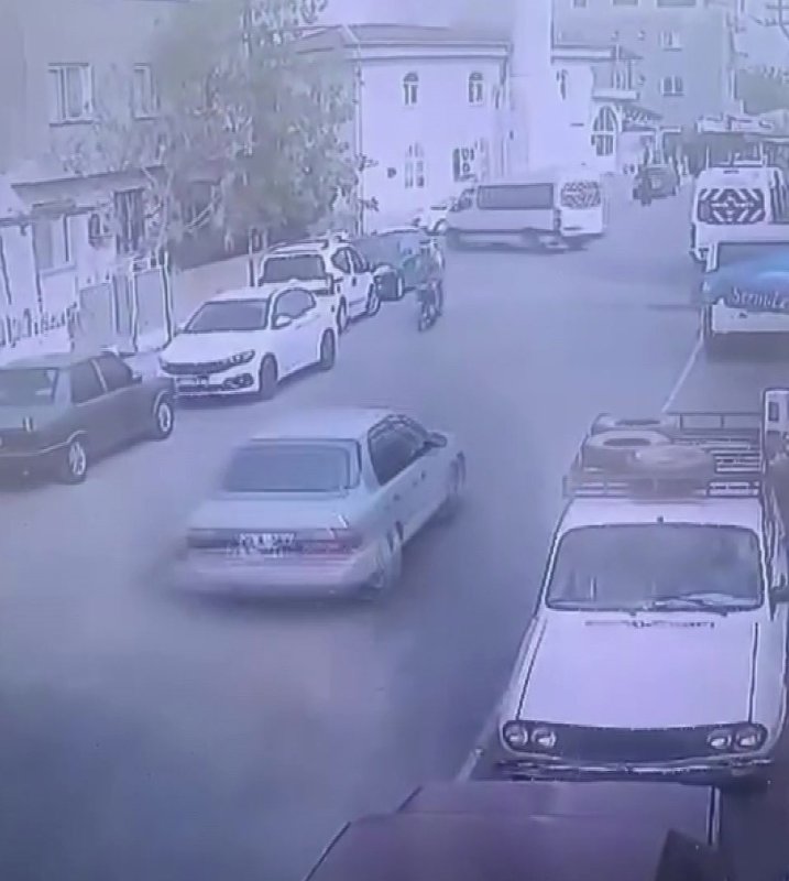 Dikkatsiz sürücünün kapıyı açmasıyla motosikletteki 2 kişi yere yığıldı: O anlar kamerada
