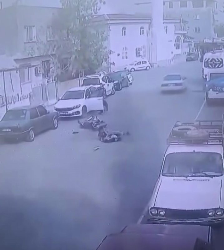 Dikkatsiz sürücünün kapıyı açmasıyla motosikletteki 2 kişi yere yığıldı: O anlar kamerada