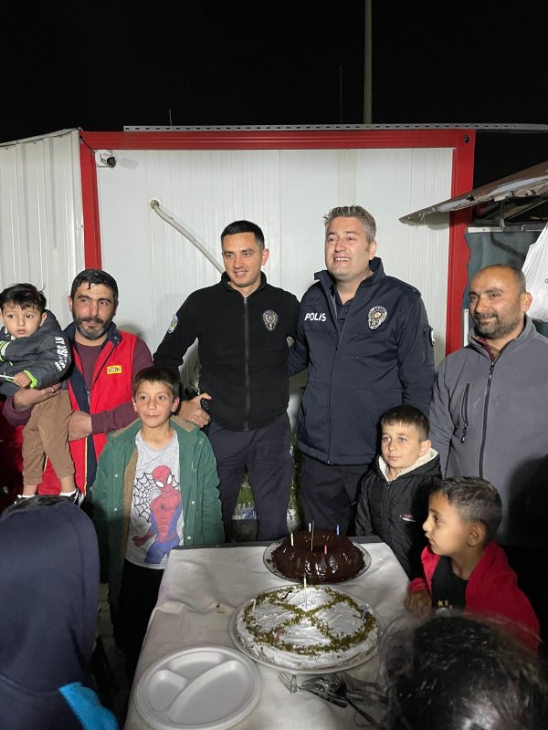 Konteyner kente kavga ihbarına gelen polisler pasta ve bayraklarla karşılandı