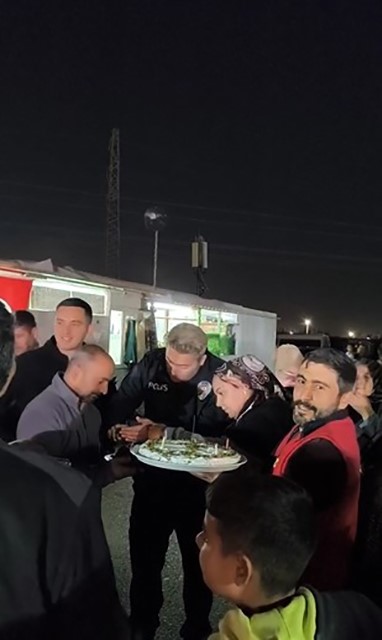 Konteyner kente kavga ihbarına gelen polisler pasta ve bayraklarla karşılandı