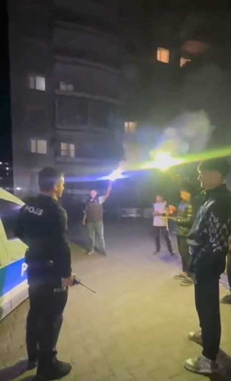 Konteyner kente kavga ihbarına gelen polisler pasta ve bayraklarla karşılandı