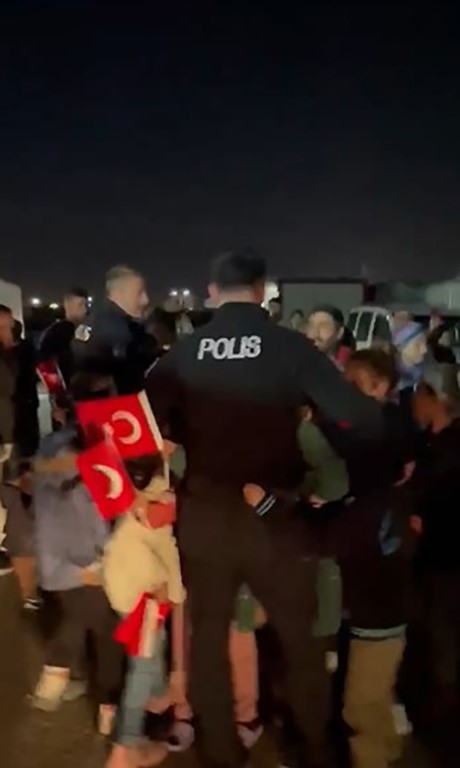 Konteyner kente kavga ihbarına gelen polisler pasta ve bayraklarla karşılandı