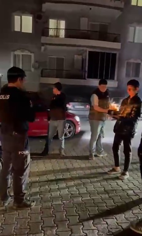 Konteyner kente kavga ihbarına gelen polisler pasta ve bayraklarla karşılandı