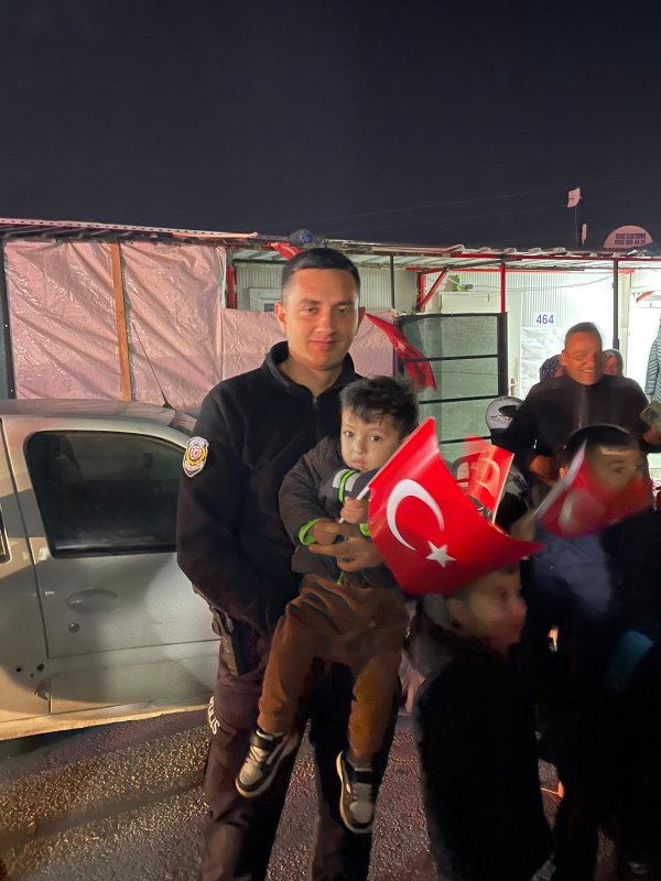 Konteyner kente kavga ihbarına gelen polisler pasta ve bayraklarla karşılandı