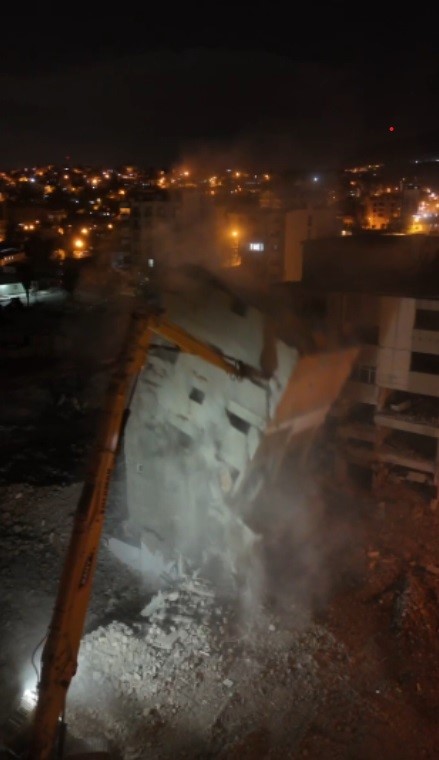 Yedi katlı binanın yerle bir olma anı dronla görüntülendi