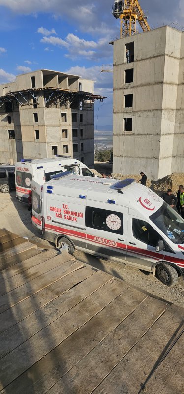 Demir beton kalıbı işçilerin üzerine düştü: 3 yaralı