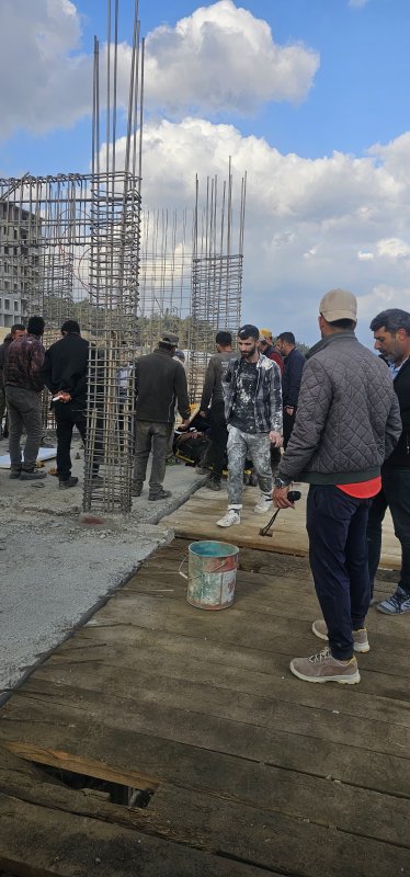 Demir beton kalıbı işçilerin üzerine düştü: 3 yaralı