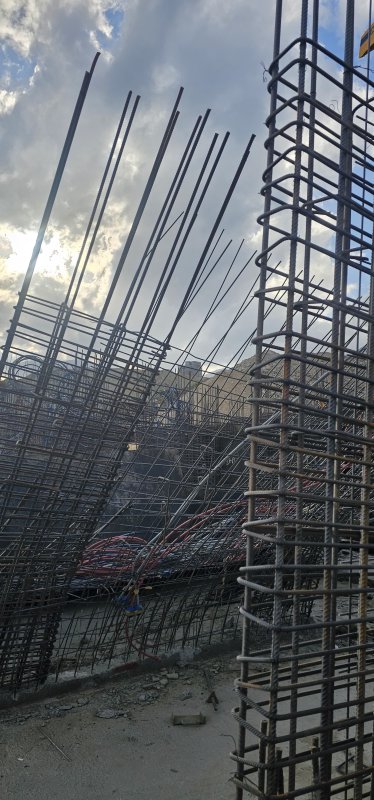 Demir beton kalıbı işçilerin üzerine düştü: 3 yaralı