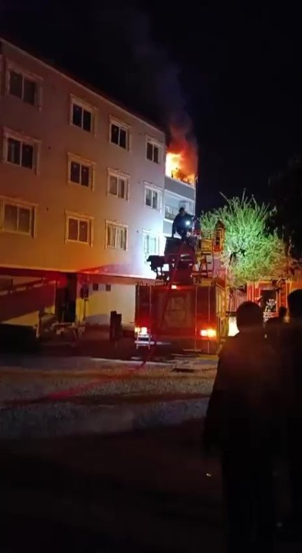 Hatay'da 4 katlı binada yangın (Fotoğraflı) İsmet Biçen HATAY (İHA) - Hatay'ın Kırıkhan ilçesinde 4 katlı binanın en üst katında çıkan yangın, itfaiye ekipleri tarafından söndürüldü. Yangın, Kırıkhan ilçesi Cumhuriyet Mahallesi'nde 4 katlı apartmanın en üst katındaki dairede yaşandı. Evi saran alevleri fark eden ev sahibi, durumu itfaiye ekiplerine bildirdi. İhbar üzerine bölgeye itfaiye ekipleri sevk edildi. Yangın, ekiplerin müdahalesiyle apartmandaki diğer evlere sıçramadan kontrol altına alındı. Yaralanma ve can kaybının yaşanmadığı yangında evde hasar oluştu.