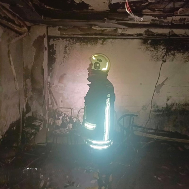 Hatay'da 4 katlı binada yangın (Fotoğraflı) İsmet Biçen HATAY (İHA) - Hatay'ın Kırıkhan ilçesinde 4 katlı binanın en üst katında çıkan yangın, itfaiye ekipleri tarafından söndürüldü. Yangın, Kırıkhan ilçesi Cumhuriyet Mahallesi'nde 4 katlı apartmanın en üst katındaki dairede yaşandı. Evi saran alevleri fark eden ev sahibi, durumu itfaiye ekiplerine bildirdi. İhbar üzerine bölgeye itfaiye ekipleri sevk edildi. Yangın, ekiplerin müdahalesiyle apartmandaki diğer evlere sıçramadan kontrol altına alındı. Yaralanma ve can kaybının yaşanmadığı yangında evde hasar oluştu.