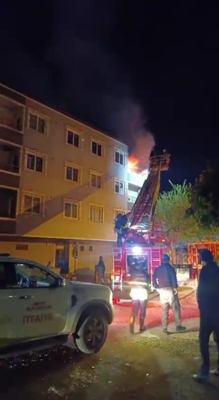 Hatay'da 4 katlı binada yangın (Fotoğraflı) İsmet Biçen HATAY (İHA) - Hatay'ın Kırıkhan ilçesinde 4 katlı binanın en üst katında çıkan yangın, itfaiye ekipleri tarafından söndürüldü. Yangın, Kırıkhan ilçesi Cumhuriyet Mahallesi'nde 4 katlı apartmanın en üst katındaki dairede yaşandı. Evi saran alevleri fark eden ev sahibi, durumu itfaiye ekiplerine bildirdi. İhbar üzerine bölgeye itfaiye ekipleri sevk edildi. Yangın, ekiplerin müdahalesiyle apartmandaki diğer evlere sıçramadan kontrol altına alındı. Yaralanma ve can kaybının yaşanmadığı yangında evde hasar oluştu.