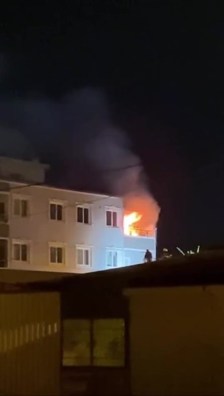 Hatay'da 4 katlı binada yangın (Fotoğraflı) İsmet Biçen HATAY (İHA) - Hatay'ın Kırıkhan ilçesinde 4 katlı binanın en üst katında çıkan yangın, itfaiye ekipleri tarafından söndürüldü. Yangın, Kırıkhan ilçesi Cumhuriyet Mahallesi'nde 4 katlı apartmanın en üst katındaki dairede yaşandı. Evi saran alevleri fark eden ev sahibi, durumu itfaiye ekiplerine bildirdi. İhbar üzerine bölgeye itfaiye ekipleri sevk edildi. Yangın, ekiplerin müdahalesiyle apartmandaki diğer evlere sıçramadan kontrol altına alındı. Yaralanma ve can kaybının yaşanmadığı yangında evde hasar oluştu.