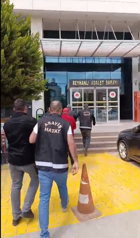 Reyhanlı’da hırsızlık şüphelisi 3 şahısyakalandı (Fotoğraflı) Necati İvgin HATAY (İHA) - Hatay’ın Reyhanlı ilçesinde hırsızlık yaptıkları iddiası ile 3 şahıs yakalandı. Adli makamlara sevk edilen şahıslardan 1’i tutuklandı. Hatay Emniyet Müdürlüğü görevlilerince, Reyhanlı ilçesinde meydana gelen işyerinden ve kurumdan hırsızlık-mala zarar verme olayının şüphelileri H.K., Ö.K. ile M.S. yakalanarak gözaltına alındı. Emniyete götürülen şüpheliler işlemlerinin ardından adli makamlara sevk edildi. Şahıslardan H.K. mahkemece tutuklanarak cezaevine gönderildi, diğer şahıslar hakkında ise adli işlem yapıldı.