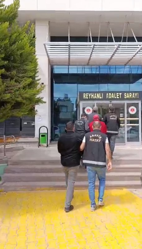 Reyhanlı’da hırsızlık şüphelisi 3 şahısyakalandı (Fotoğraflı) Necati İvgin HATAY (İHA) - Hatay’ın Reyhanlı ilçesinde hırsızlık yaptıkları iddiası ile 3 şahıs yakalandı. Adli makamlara sevk edilen şahıslardan 1’i tutuklandı. Hatay Emniyet Müdürlüğü görevlilerince, Reyhanlı ilçesinde meydana gelen işyerinden ve kurumdan hırsızlık-mala zarar verme olayının şüphelileri H.K., Ö.K. ile M.S. yakalanarak gözaltına alındı. Emniyete götürülen şüpheliler işlemlerinin ardından adli makamlara sevk edildi. Şahıslardan H.K. mahkemece tutuklanarak cezaevine gönderildi, diğer şahıslar hakkında ise adli işlem yapıldı.