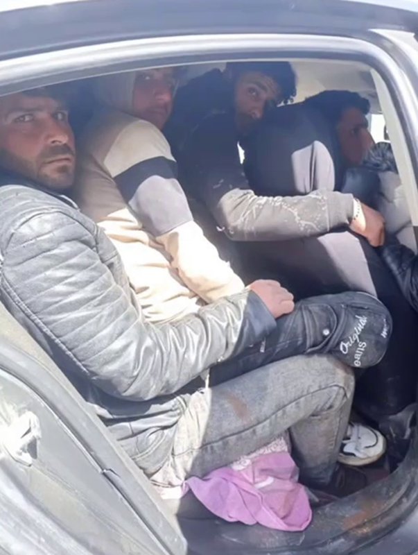 Otomobile 8 göçmen sığdıran şahıs tutuklandı (Fotoğraflı - Görüntülü) Ferit Savaş HATAY (İHA) - Hatay’da polis ekipleri tarafından durdurulan otomobilden 8 göçmen çıktı. Konuyla ilgili araç sürücüsü adli makamlarca tutuklandı. Hatay Emniyet Müdürlüğü ekipleri, göçmen kaçakçılarına yönelik çalışmalarını aralıksız sürdürüyor. Polis ekipleri tarafından 11 Nisan tarihinde Antakya Ekinci Kavşağı'nda durdurulan otomobil içerisinde yapılan aramada; üzerlerinde herhangi bir tanıtma kartı olmayan ve Türkiye’de geçerli oturma izni olmadığı anlaşılan 8 göçmen şahıs tespit edildi. Olayın şüphelisi R.K. sevk edildiği adli makamlarca tutuklanarak cezaevine gönderildi. Mağdur göçmen şahıslar işlemleri sonrasında İl Göç İdaresi Müdürlüğüne teslim edildi.
