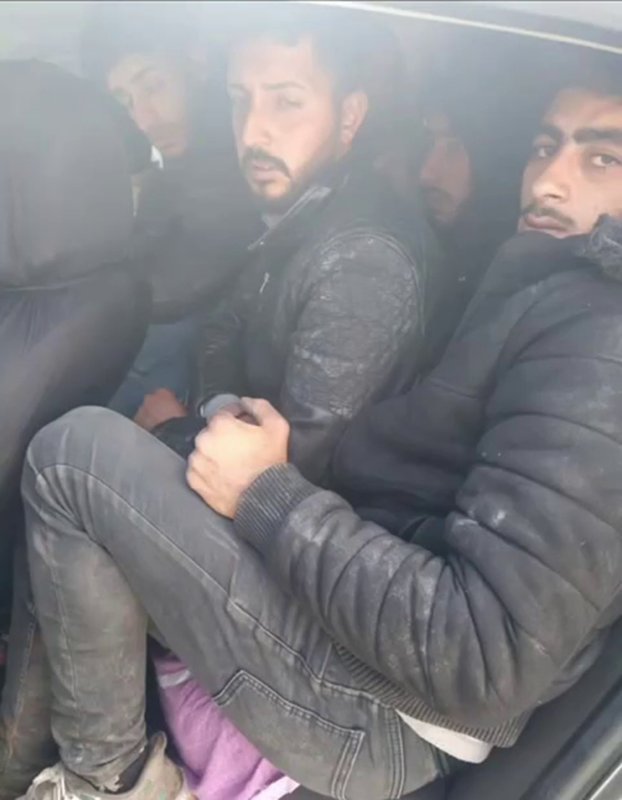 Otomobile 8 göçmen sığdıran şahıs tutuklandı (Fotoğraflı - Görüntülü) Ferit Savaş HATAY (İHA) - Hatay’da polis ekipleri tarafından durdurulan otomobilden 8 göçmen çıktı. Konuyla ilgili araç sürücüsü adli makamlarca tutuklandı. Hatay Emniyet Müdürlüğü ekipleri, göçmen kaçakçılarına yönelik çalışmalarını aralıksız sürdürüyor. Polis ekipleri tarafından 11 Nisan tarihinde Antakya Ekinci Kavşağı'nda durdurulan otomobil içerisinde yapılan aramada; üzerlerinde herhangi bir tanıtma kartı olmayan ve Türkiye’de geçerli oturma izni olmadığı anlaşılan 8 göçmen şahıs tespit edildi. Olayın şüphelisi R.K. sevk edildiği adli makamlarca tutuklanarak cezaevine gönderildi. Mağdur göçmen şahıslar işlemleri sonrasında İl Göç İdaresi Müdürlüğüne teslim edildi.