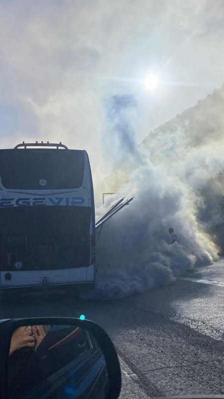 Yolcu otobüsü dumanlar içerisinde kaldı: Panik anları kamerada