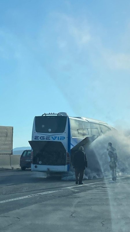Yolcu otobüsü dumanlar içerisinde kaldı: Panik anları kamerada