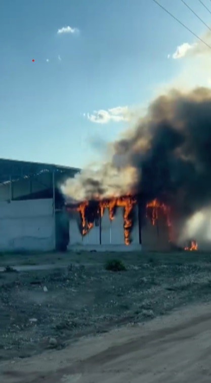 Alevlere teslim olan konteyner kullanılamaz hale geldi (Fotoğraflı) Ramazan İlın HATAY (İHA) - Hatay’da alevlere teslim olan konteyner kullanılamaz hale geldi. Yangın, Antakya ilçesi Dikmece Mahallesi’nde yaşandı. Mahallede bekçi kulübesi olarak kullanılan konteynerde yangın çıktı. Alevlere teslim olan konteyneri gören vatandaşlar durumu 112 Acil Çağrı Merkezi’ne bildirdi. İhbar üzerine olay yerine itfaiye ekipleri sevk edildi. Kısa sürede bölgeye gelen itfaiye ekipleri, yangına müdahale ederek söndürdü. Çıkan yangından dolayı konteyner kullanılamaz hale geldi.