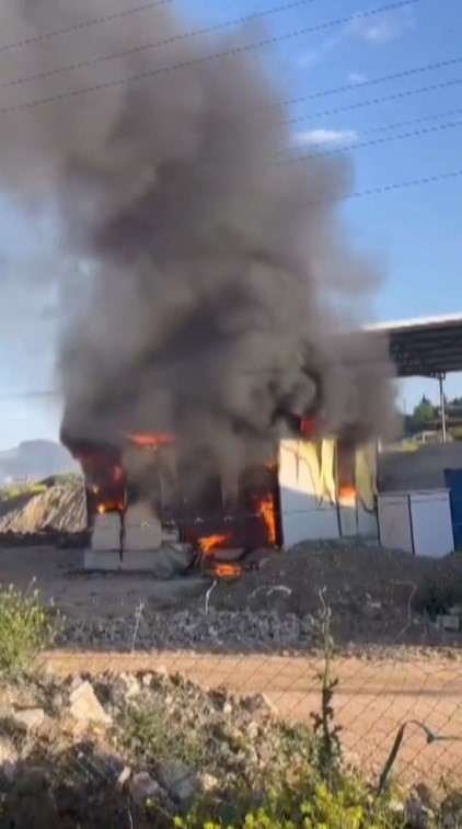 Alevlere teslim olan konteyner kullanılamaz hale geldi (Fotoğraflı) Ramazan İlın HATAY (İHA) - Hatay’da alevlere teslim olan konteyner kullanılamaz hale geldi. Yangın, Antakya ilçesi Dikmece Mahallesi’nde yaşandı. Mahallede bekçi kulübesi olarak kullanılan konteynerde yangın çıktı. Alevlere teslim olan konteyneri gören vatandaşlar durumu 112 Acil Çağrı Merkezi’ne bildirdi. İhbar üzerine olay yerine itfaiye ekipleri sevk edildi. Kısa sürede bölgeye gelen itfaiye ekipleri, yangına müdahale ederek söndürdü. Çıkan yangından dolayı konteyner kullanılamaz hale geldi.